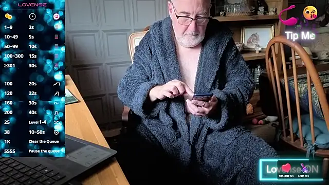 Adamdaddybear online show from 10/15/25, 07:41