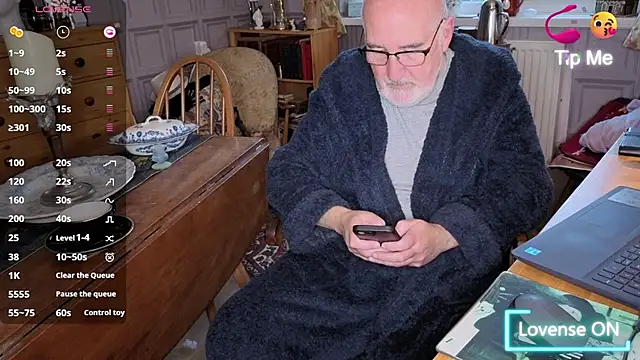 Adamdaddybear online show from 10/29/25, 07:32