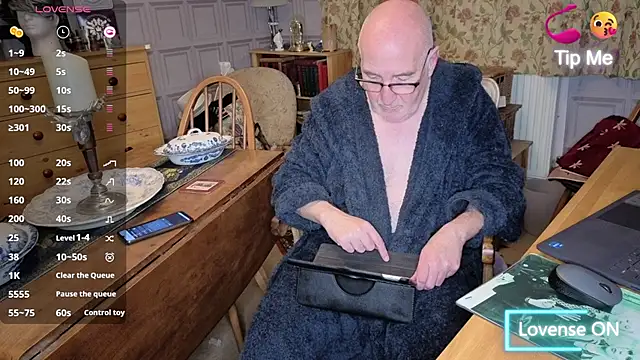 Adamdaddybear online show from 11/01/25, 09:06