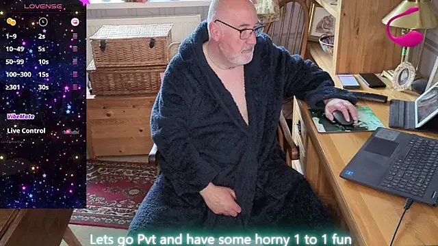 Snapshot of Adamdaddybear chatting on 04/28/26, 07:35 Adamdaddybear online show from 04/28/26, 07:35