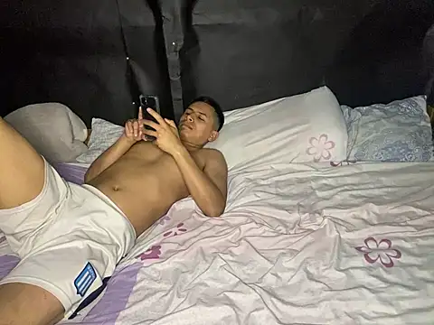 Snapshot of Romax2 chatting on 01/14/25, 04:47 Romax2 online show from 01/14/25, 04:47