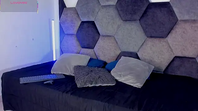 Latrellx7 online show from 04/12/26, 04:06