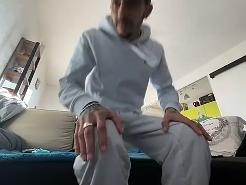 Snapshot of Rebeu313 chatting on 12/26/24, 02:27 Rebeu313 online show from 12/26/24, 02:27