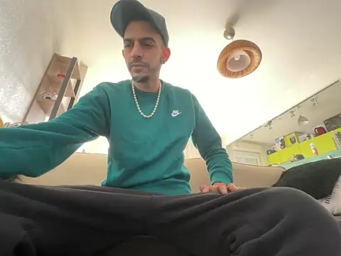 Snapshot of Rebeu313 chatting on 01/24/25, 01:14 Rebeu313 online show from 01/24/25, 01:14