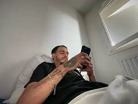 Snapshot of Rebeu313 chatting on 10/03/25, 09:06 Rebeu313 online show from 10/03/25, 09:06