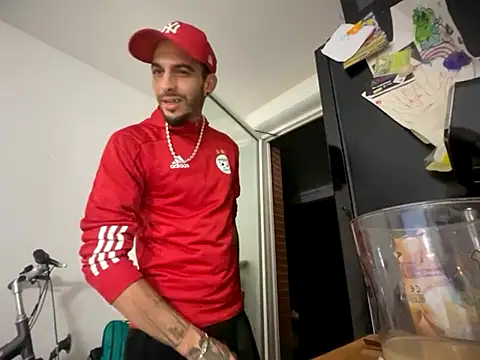 Snapshot of Rebeu313 chatting on 11/12/25, 10:30 Rebeu313 online show from 11/12/25, 10:30