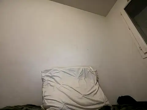 Snapshot of Rebeu313 chatting on 12/17/25, 09:32 Rebeu313 online show from 12/17/25, 09:32