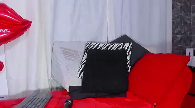 Snapshot of Xiomara-Suarez chatting on 02/25/25, 06:31 Xiomara-Suarez online show from 02/25/25, 06:31