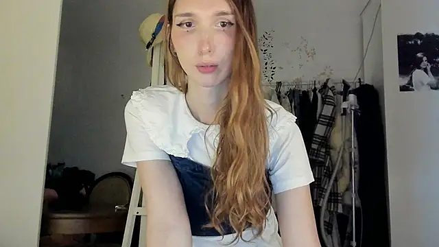 Snapshot of LisaIcon chatting on 06/15/26, 08:44 LisaIcon online show from 06/15/26, 08:44