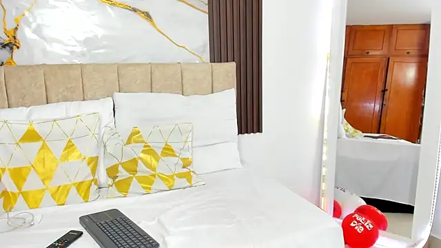 cristalwalker   online show from 03/06/26, 10:45