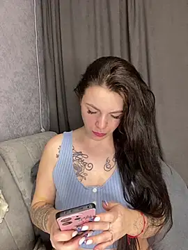 Lola Hale online show from 02/07/26, 06:55