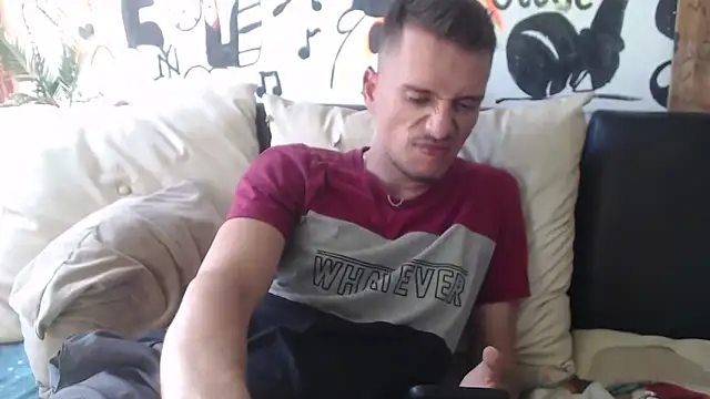 Snapshot of roystonee01 chatting on 11/01/25, 07:27 roystonee01 online show from 11/01/25, 07:27