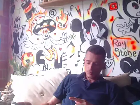 Snapshot of roystonee01 chatting on 11/05/25, 04:40 roystonee01 online show from 11/05/25, 04:40