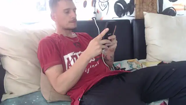 Snapshot of roystonee01 chatting on 11/06/25, 08:10 roystonee01 online show from 11/06/25, 08:10