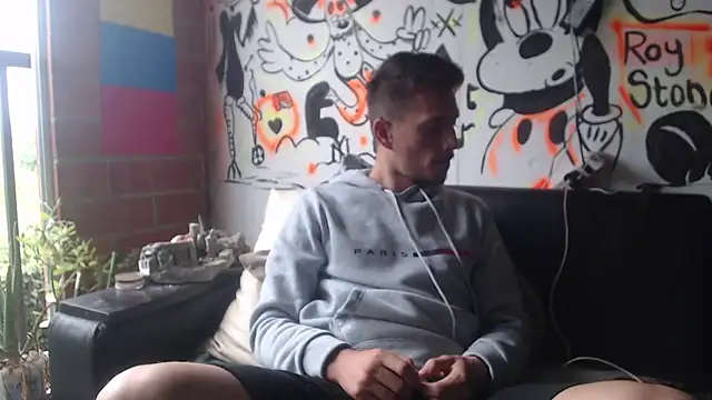 Snapshot of roystonee01 chatting on 11/17/25, 12:33 roystonee01 online show from 11/17/25, 12:33