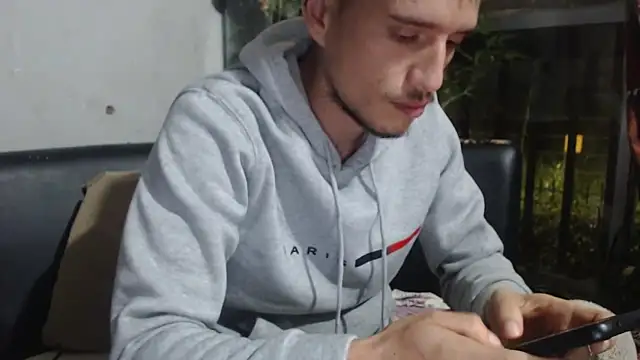 Snapshot of roystonee01 chatting on 11/18/25, 06:40 roystonee01 online show from 11/18/25, 06:40