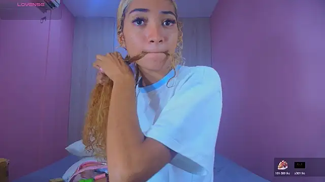 Snapshot of Charlotte_Love10 chatting on 10/19/25, 11:44 Charlotte Love10 online show from 10/19/25, 11:44