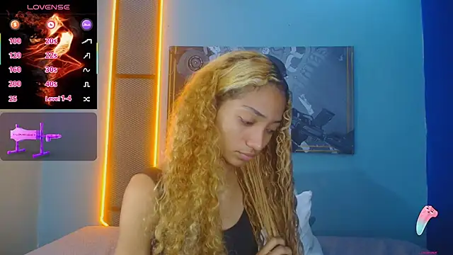 Snapshot of Charlotte_Love10 chatting on 11/06/25, 11:44 Charlotte Love10 online show from 11/06/25, 11:44