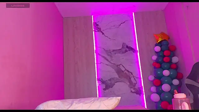 Snapshot of Charlotte_Love10 chatting on 12/14/25, 05:24 Charlotte Love10 online show from 12/14/25, 05:24