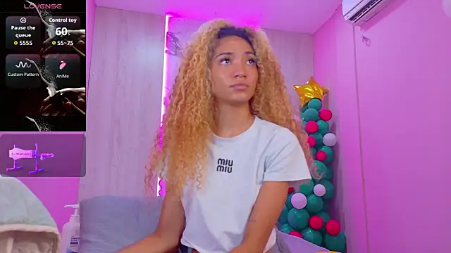 Snapshot of Charlotte_Love10 chatting on 12/21/25, 12:12 Charlotte Love10 online show from 12/21/25, 12:12