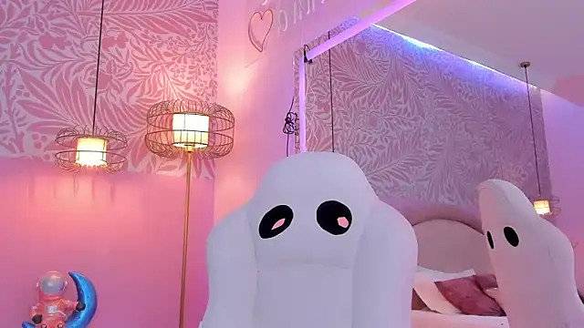 Snapshot of EmilyCollinss1 chatting on 12/18/25, 06:30 EmilyCollinss1 online show from 12/18/25, 06:30