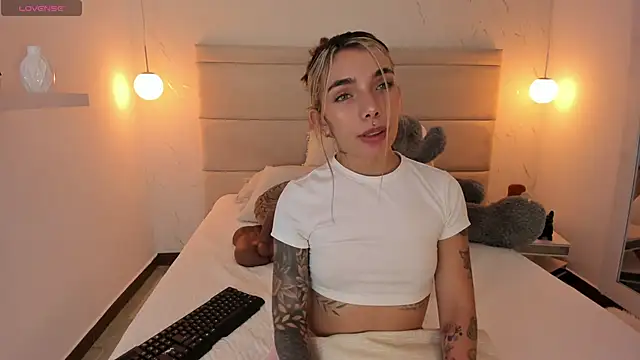 Mollymoon1 online show from 11/27/25, 07:49