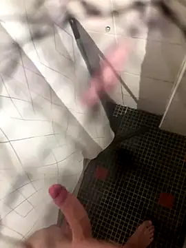 Snapshot of lescro95_ chatting on 11/23/25, 01:44 lescro95 online show from 11/23/25, 01:44