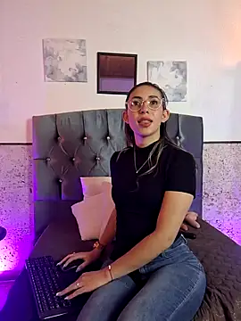 Scarlett Khan online show from 01/10/25, 12:38