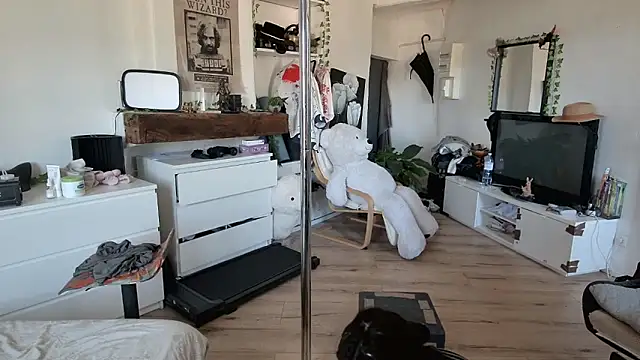 Snapshot of CeriseLapine chatting on 10/22/25, 11:10 CeriseLapine online show from 10/22/25, 11:10