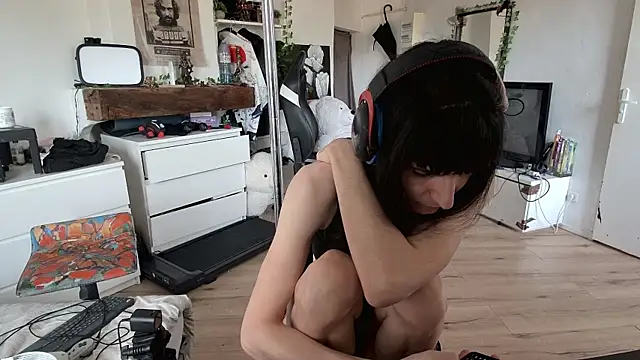 Snapshot of CeriseLapine chatting on 10/31/25, 11:22 CeriseLapine online show from 10/31/25, 11:22