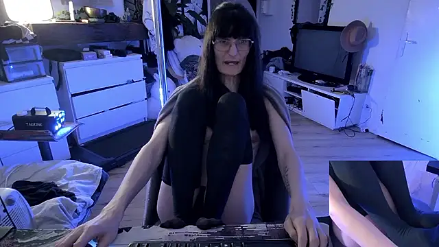 Snapshot of CeriseLapine chatting on 12/14/25, 08:35 CeriseLapine online show from 12/14/25, 08:35