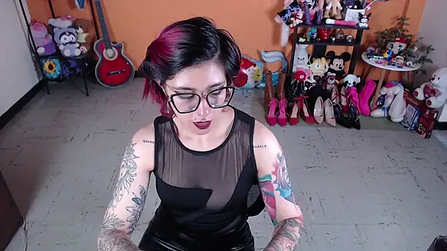 Snapshot of MissMiia2 chatting on 12/30/24, 03:57 MissMiia2 online show from 12/30/24, 03:57