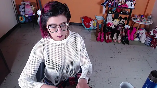Snapshot of MissMiia2 chatting on 01/04/25, 04:43 MissMiia2 online show from 01/04/25, 04:43