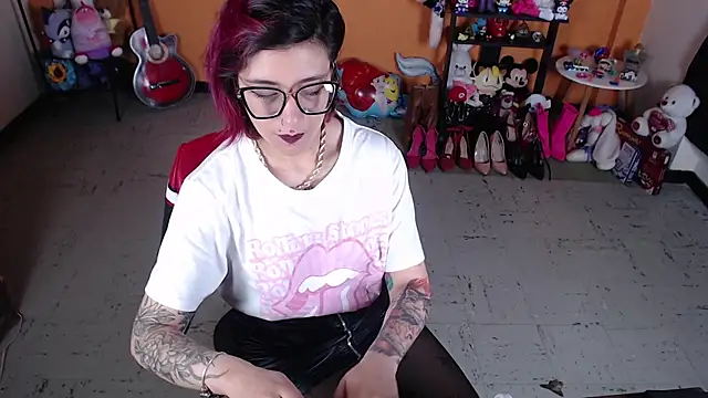 Snapshot of MissMiia2 chatting on 01/07/25, 02:30 MissMiia2 online show from 01/07/25, 02:30