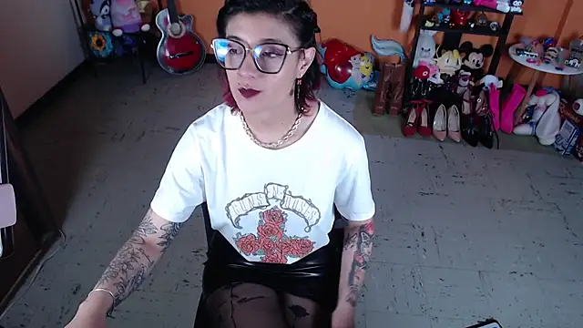 Snapshot of MissMiia2 chatting on 01/08/25, 01:52 MissMiia2 online show from 01/08/25, 01:52