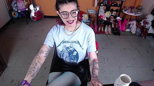 Snapshot of MissMiia2 chatting on 01/11/25, 02:04 MissMiia2 online show from 01/11/25, 02:04