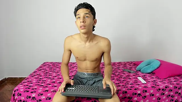 Snapshot of evanscollins chatting on 01/11/25, 12:01 evanscollins online show from 01/11/25, 12:01