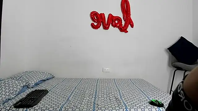 Snapshot of evanscollins chatting on 10/10/25, 04:44 evanscollins online show from 10/10/25, 04:44