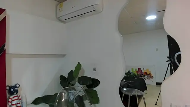 Milanxht online show from 10/12/25, 08:30