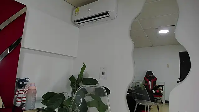 Milanxht online show from 10/22/25, 08:41