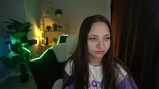 Snapshot of ElysLunar chatting on 12/20/24, 06:08 ElysLunar online show from 12/20/24, 06:08