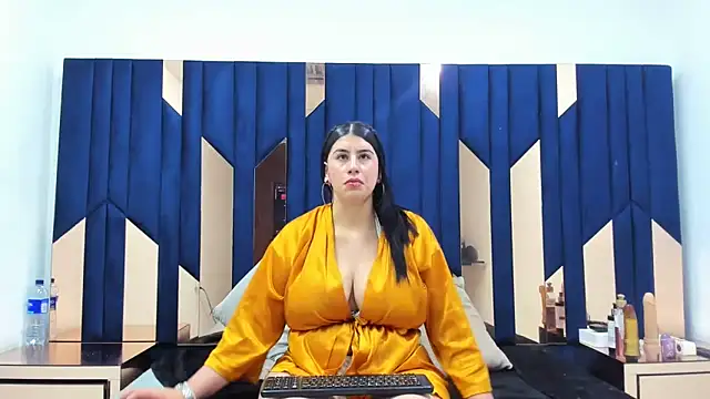 Snapshot of Criistaal_ chatting on 02/16/25, 08:21 Criistaal  online show from 02/16/25, 08:21