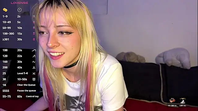 Snapshot of Cloe_five chatting on 10/22/25, 10:53 Cloe five online show from 10/22/25, 10:53