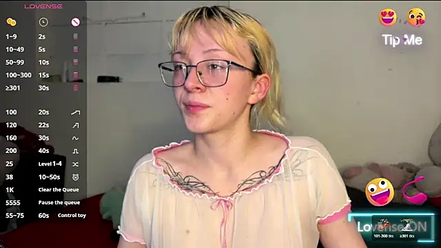 Snapshot of Cloe_five chatting on 10/27/25, 11:31 Cloe five online show from 10/27/25, 11:31