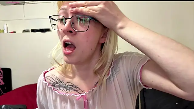 Snapshot of Cloe_five chatting on 11/21/25, 07:01 Cloe five online show from 11/21/25, 07:01