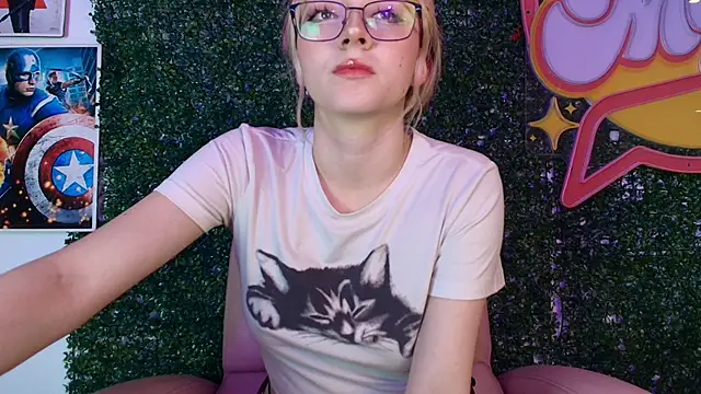 Snapshot of Cloe_five chatting on 12/15/25, 08:02 Cloe five online show from 12/15/25, 08:02