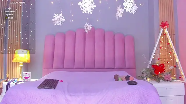 Snapshot of DevoniCollins chatting on 12/12/24, 01:28 DevoniCollins online show from 12/12/24, 01:28