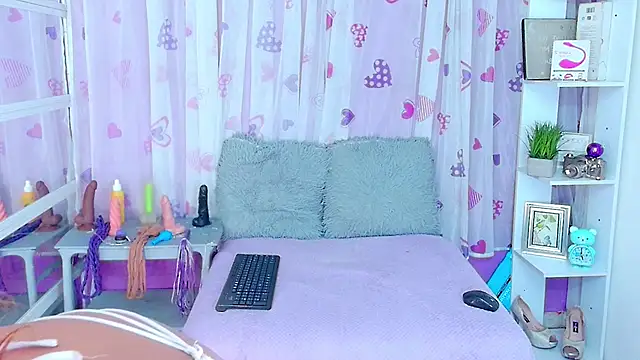 Snapshot of DevoniCollins chatting on 02/04/25, 08:06 DevoniCollins online show from 02/04/25, 08:06