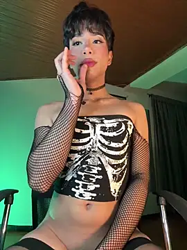 Snapshot of sue___0 chatting on 11/21/25, 01:26 sue 0 online show from 11/21/25, 01:26