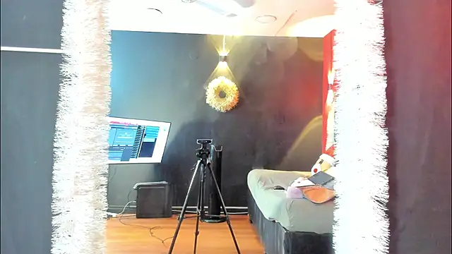 YayaHilton online show from 12/16/25, 05:01